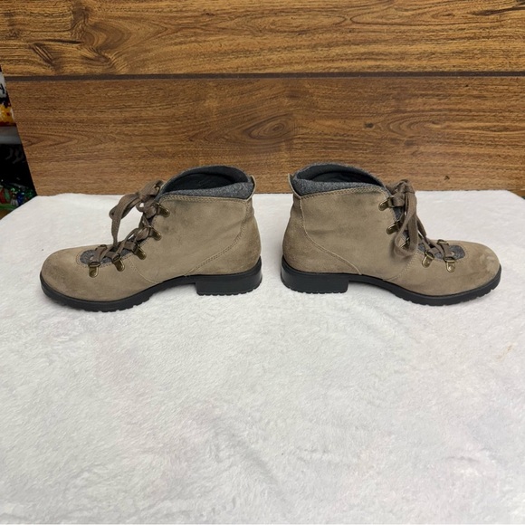 Clarks size 9 Women's Tan Lace-Up Ankle Boots EUC - Picture 2 of 9